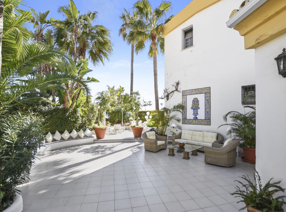 Duplex ground floor apartment Cabopino Marbella front line beach