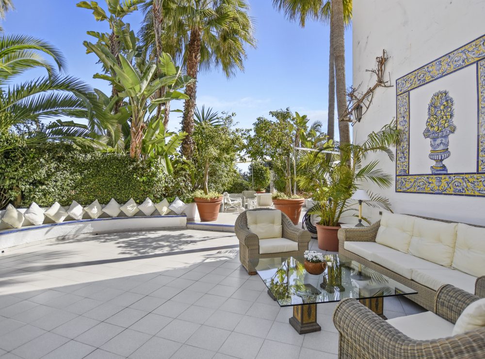 Duplex ground floor apartment Cabopino Marbella front line beach