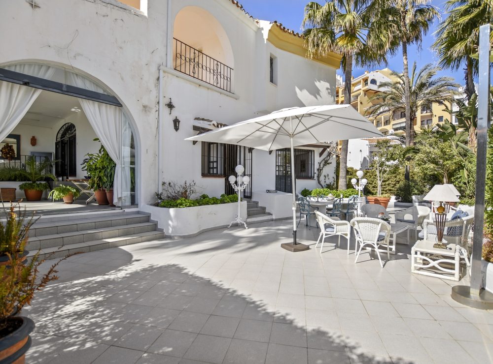 Duplex ground floor apartment Cabopino Marbella front line beach