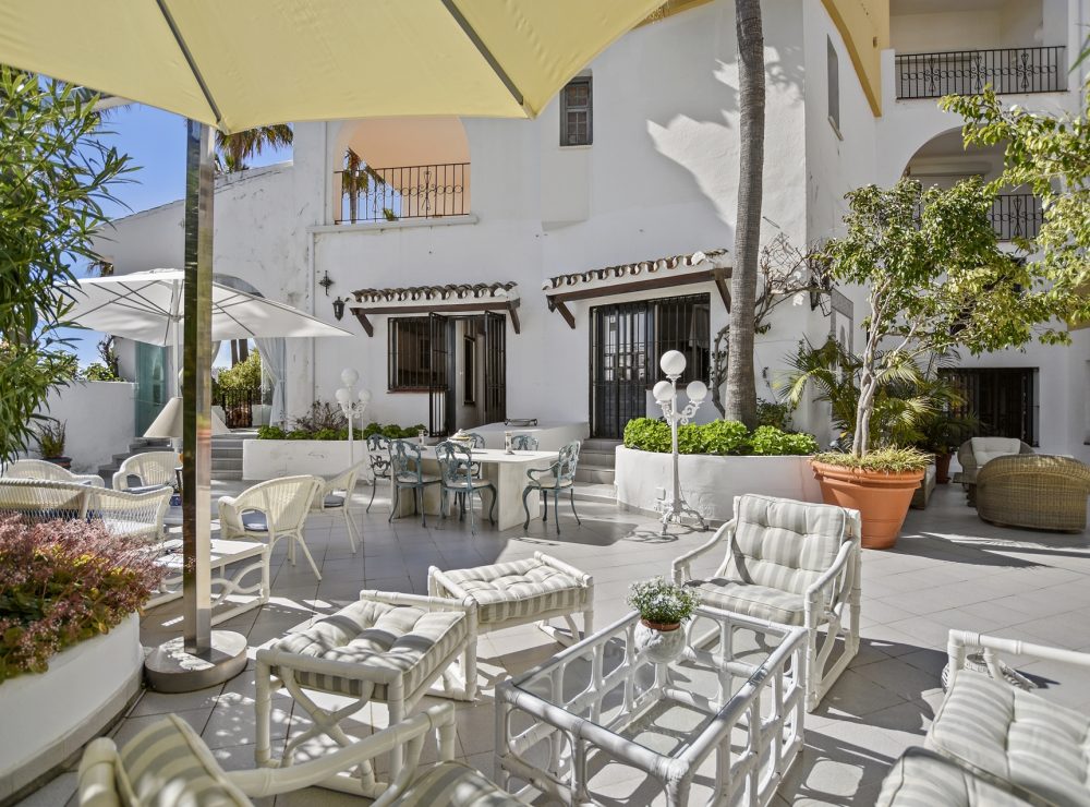 Duplex ground floor apartment Cabopino Marbella front line beach
