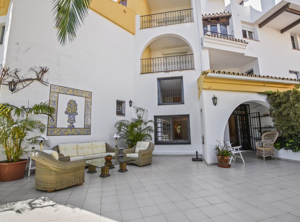 Duplex ground floor apartment Cabopino Marbella front line beach