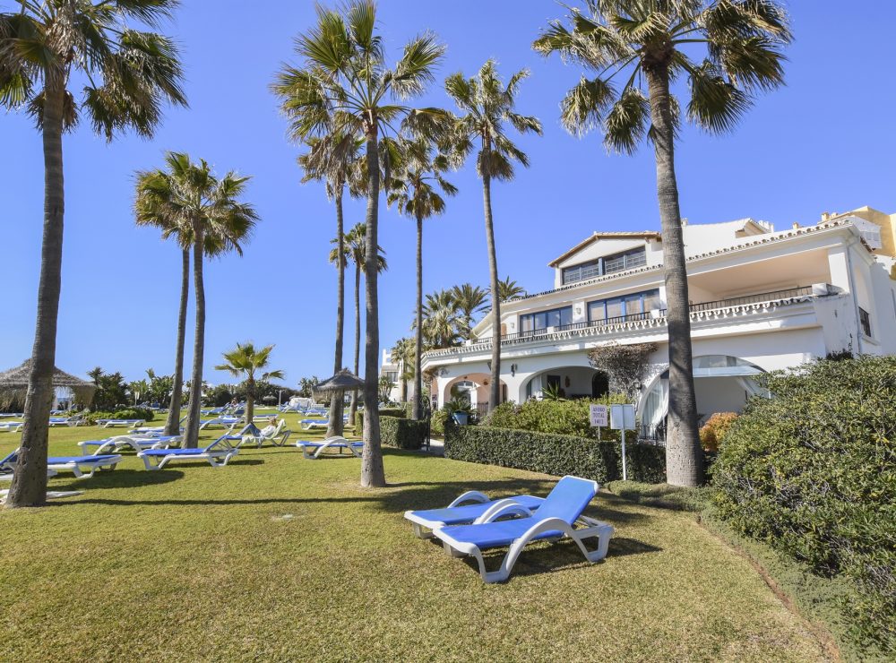 Duplex ground floor apartment Cabopino Marbella front line beach