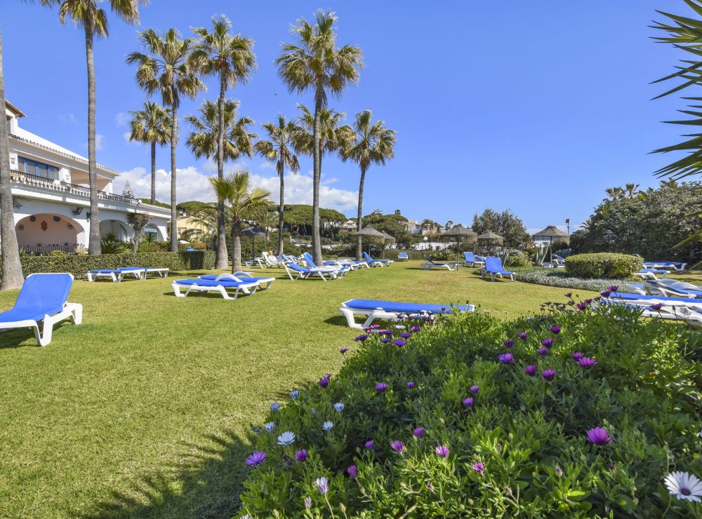 Duplex ground floor apartment Cabopino Marbella front line beach