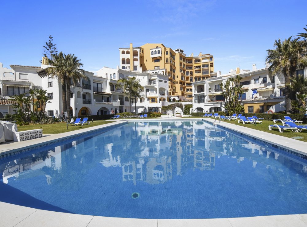 Duplex ground floor apartment Cabopino Marbella front line beach