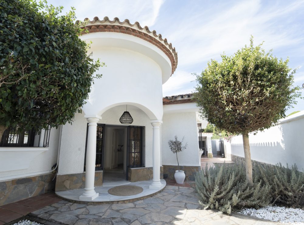 Villa Casa Bianca beachside New Golden Mile Estepona Marbella