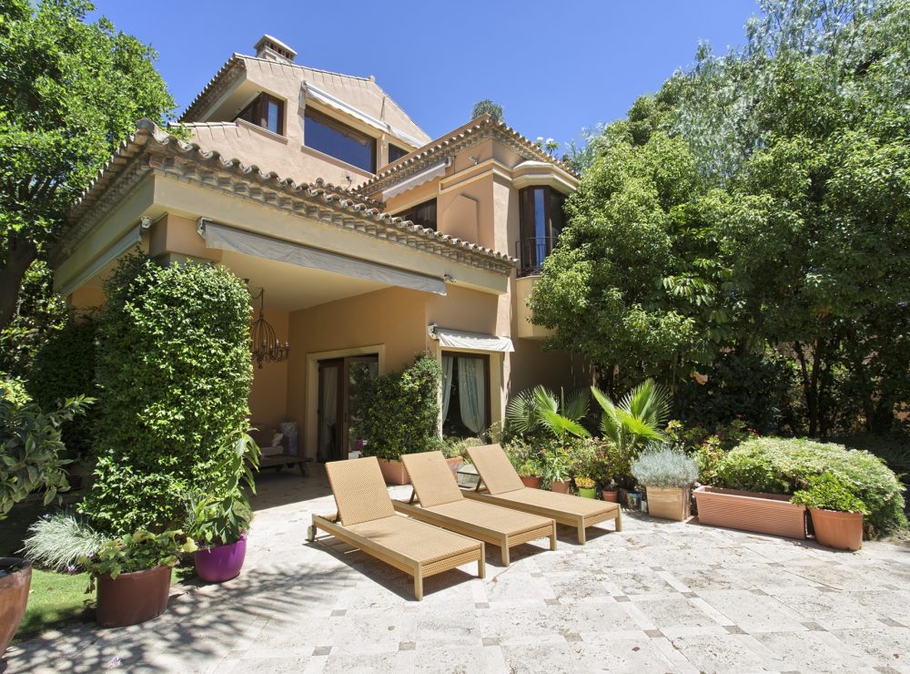 Villa shanti altos de puente romano marbella golden mile