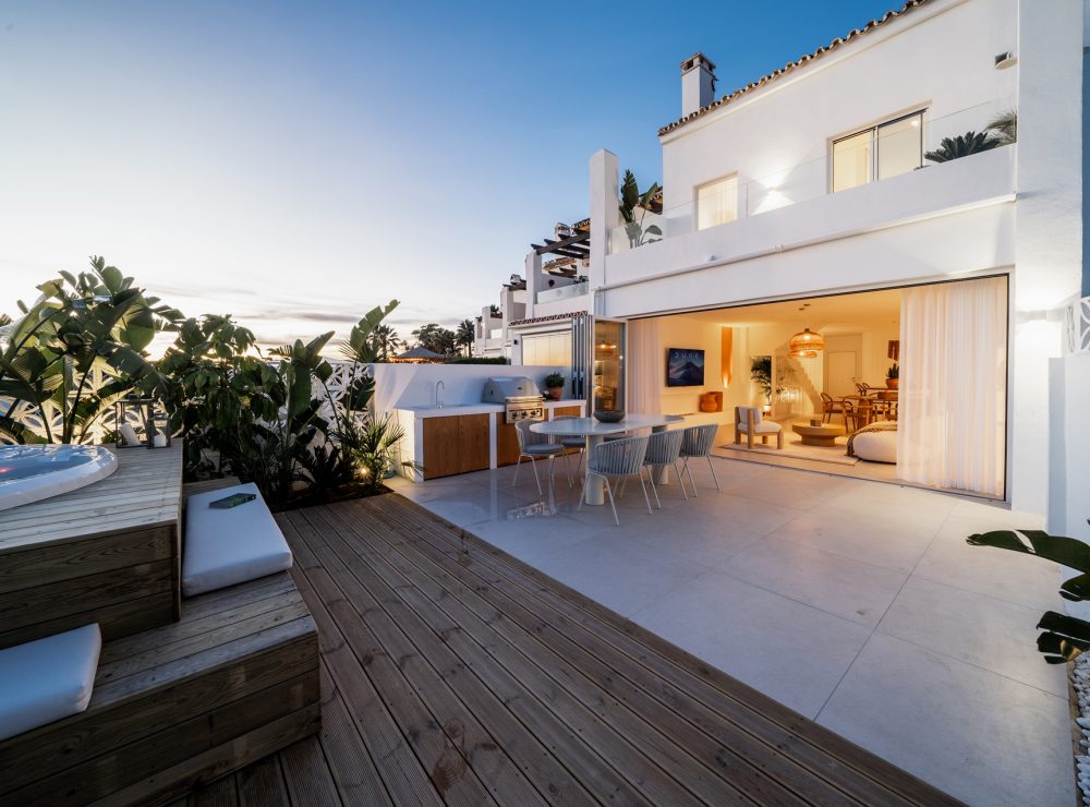 Casa Makani beachfront townhouse Las Chapas Marbella East