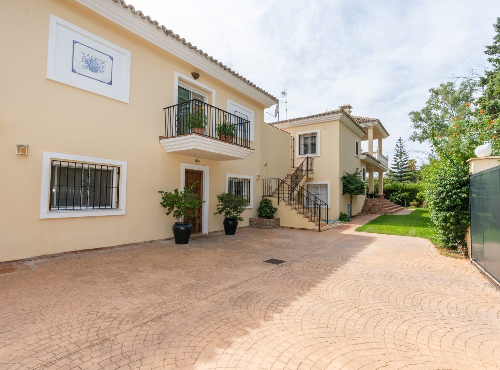 Beachside villa Guadalmina Baja San Pedro de Alcantara Marbella