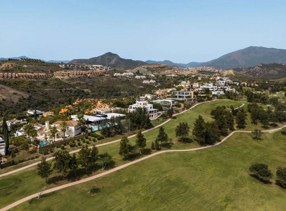 Villa Nebbia frontline golf villa La Alqueria Benahavis Marbella