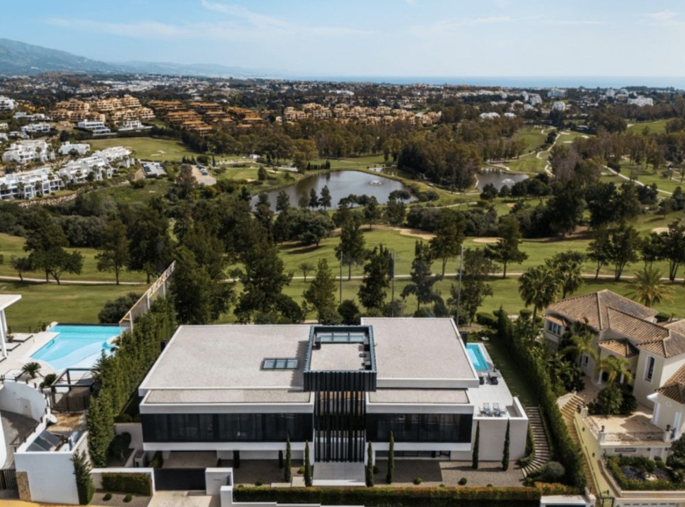 Villa Nebbia frontline golf villa La Alqueria Benahavis Marbella