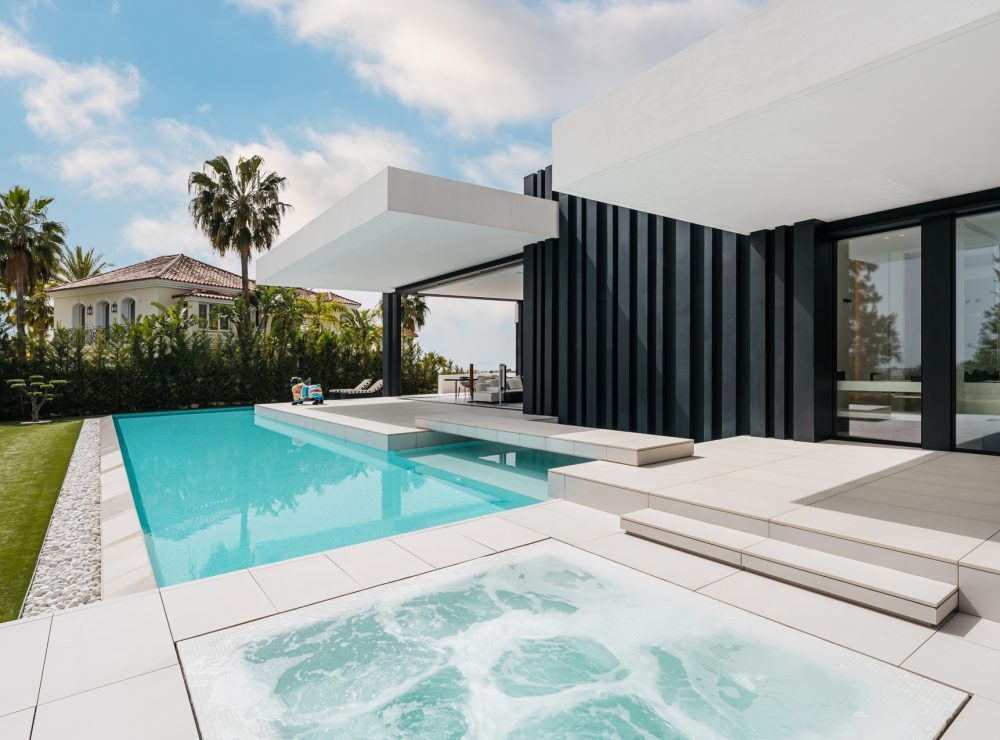 Villa Nebbia frontline golf villa La Alqueria Benahavis Marbella