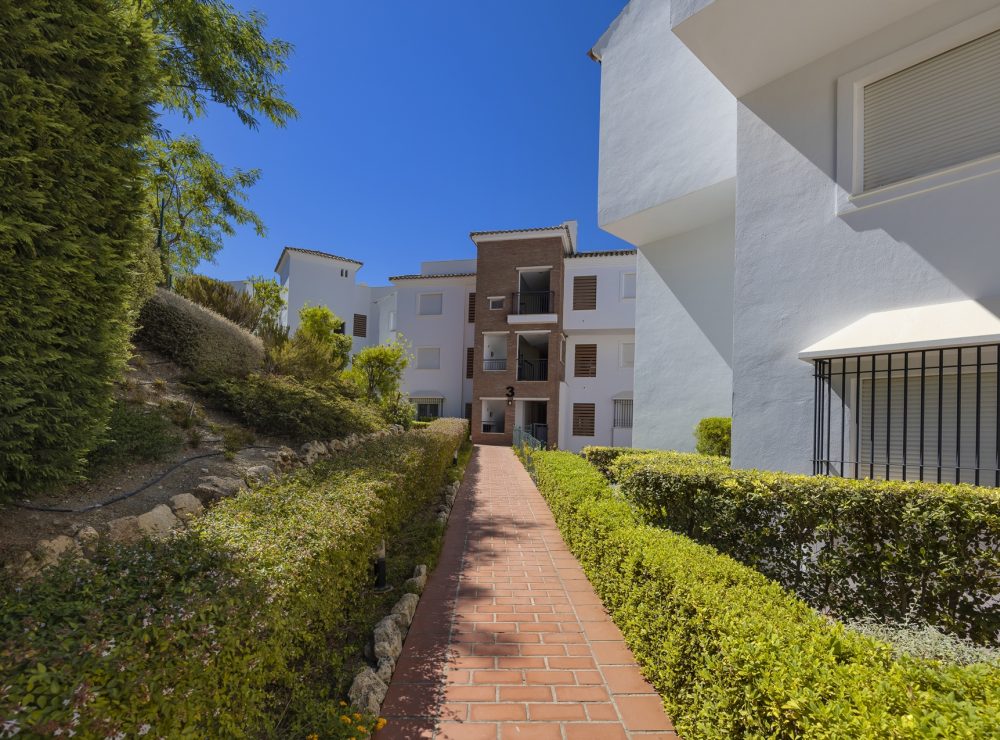 Ground floor apartment Los Robles de los Arqueros Benahavis Marbella