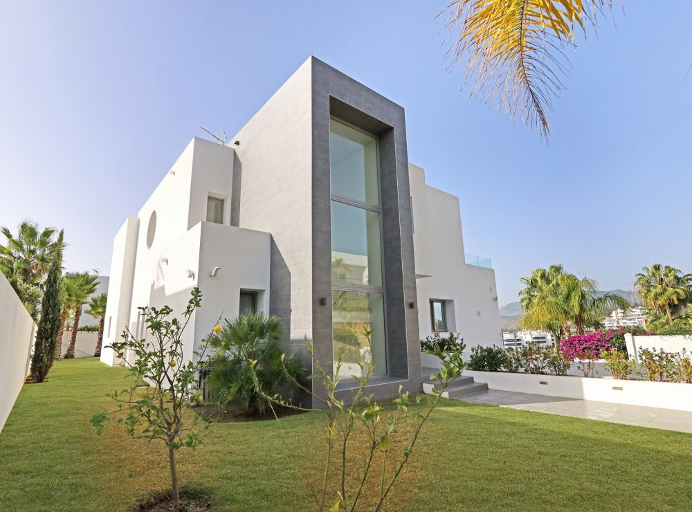 Contemporary villa for sale puerto del0capitan benahavis marbella