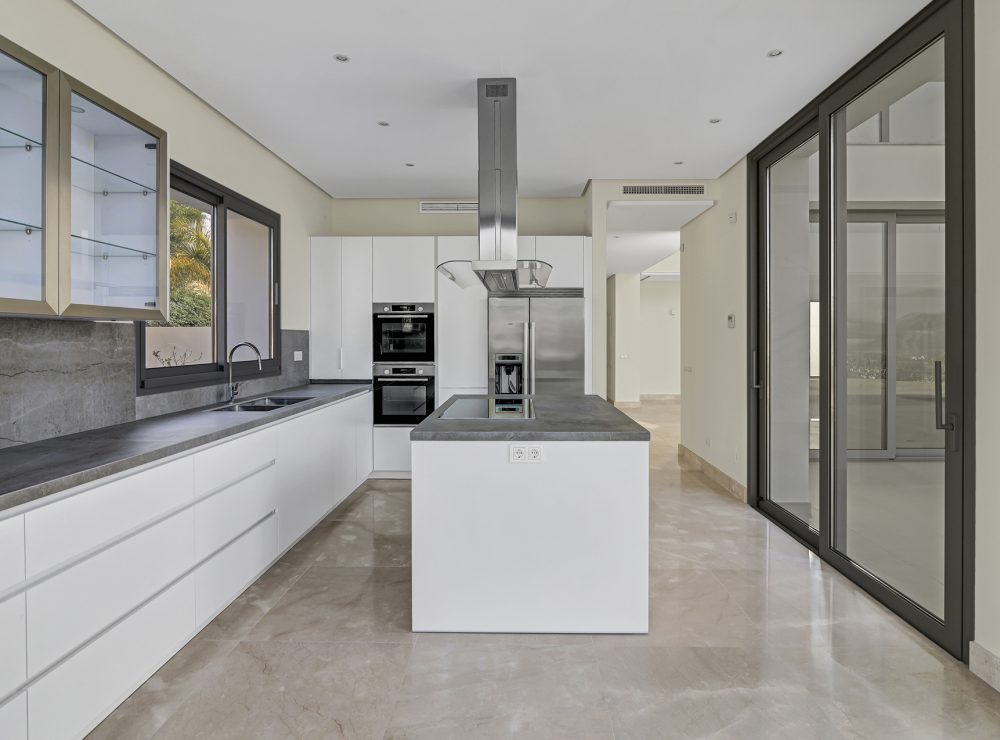 Contemporary villa for sale puerto del0capitan benahavis marbella