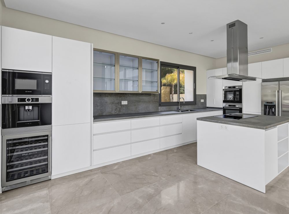 Contemporary villa for sale puerto del0capitan benahavis marbella