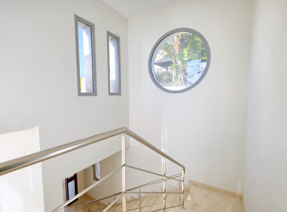 Contemporary villa for sale puerto del capitan benahavis marbella