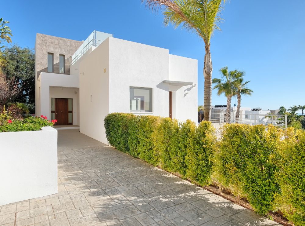 Contemporary villa for sale puerto del capitan benahavis marbella