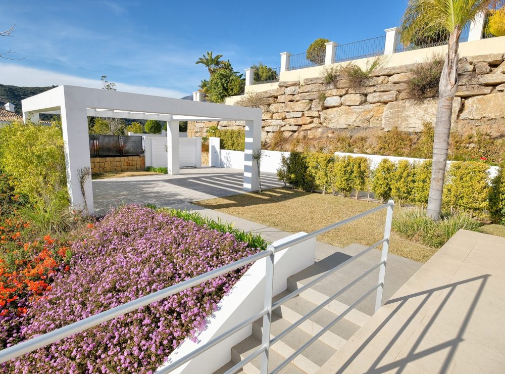 Contemporary villa for sale puerto del capitan benahavis marbella