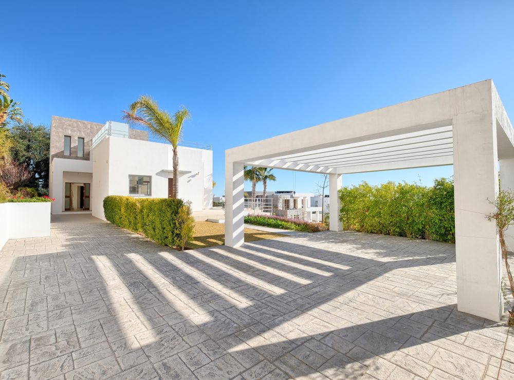Contemporary villa for sale puerto del capitan benahavis marbella