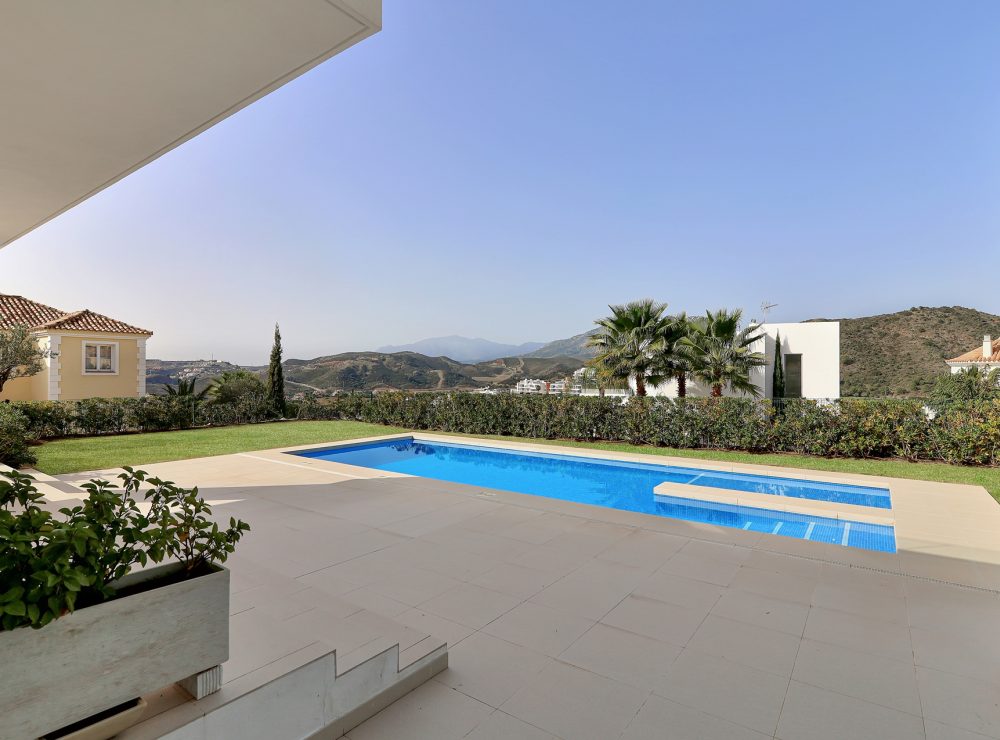 Contemporary villas for sale puerto del capitan benahavis marbella