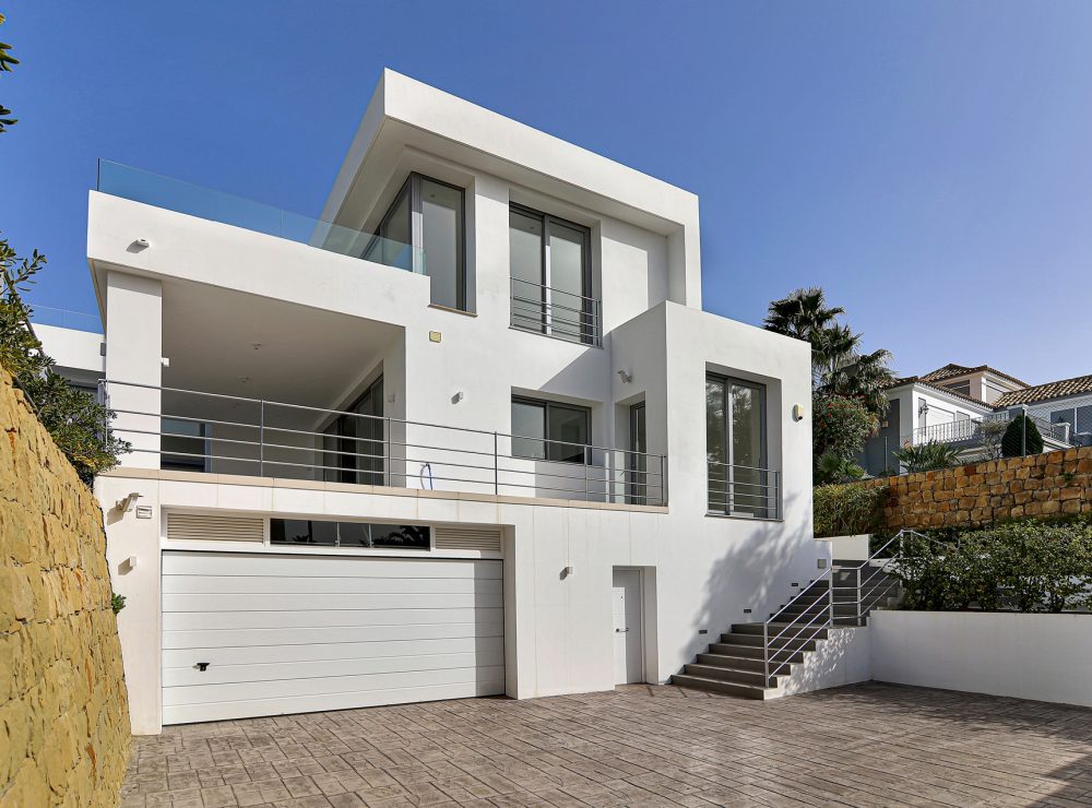 Contemporary villas for sale puerto del capitan benahavis marbella