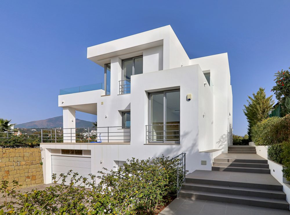 Contemporary villas for sale puerto del capitan benahavis marbella
