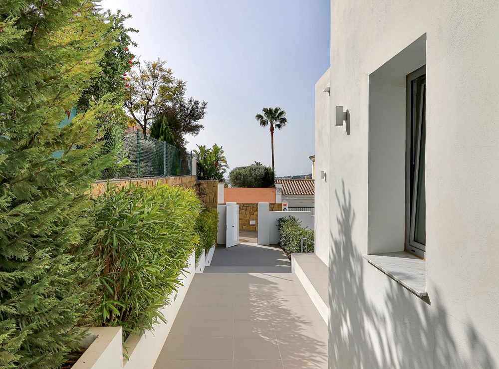 Contemporary villas for sale puerto del capitan benahavis marbella