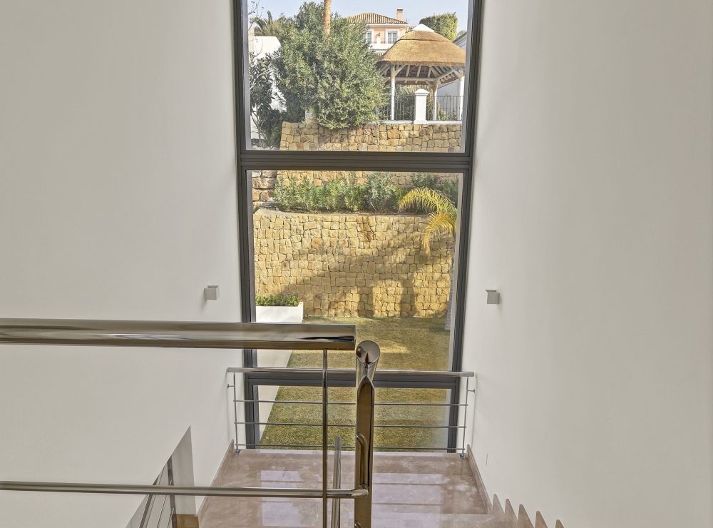Contemporary villa for sale puerto del0capitan benahavis marbella